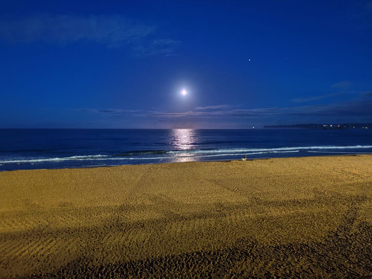 persona prendiendo palo santo
